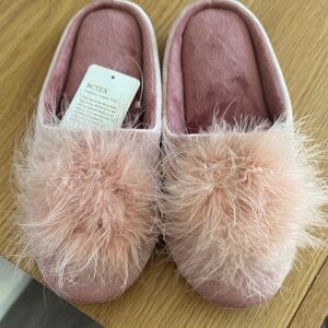 Bctex coll Pink Fuzzy Slippers NWT. Size 7-8